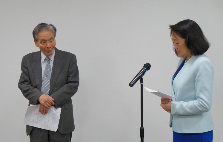 ご退任される柴川林也監事（左）と感謝の言葉を述べる小海光代表理事（右）