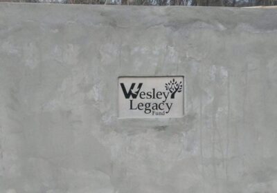 貯水槽に掲示されたウェスレー財団のロゴ（写真提供：AMDA-MINDS）
