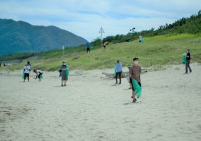 海岸での清掃活動の様子（写真提供：宗像フェスCSR推進実行委員会）