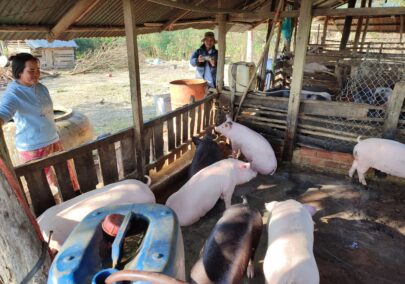農業専門家（右）が飼育状況を確認し、アドバイスする様子（写真提供：テラ・ルネッサンス）