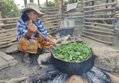 試験的に製作した家畜飼料を使って豚の餌を作る村人（写真提供：テラ・ルネッサンス）