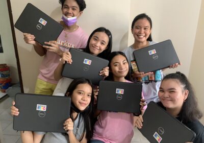 オンライン学習用のパソコンが配布された奨学生たち（写真提供：DAREDEMO HERO）