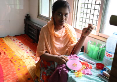 自宅で刺繍の練習をする少女の様子（写真提供：シャプラニール＝市民による海外協力の会）