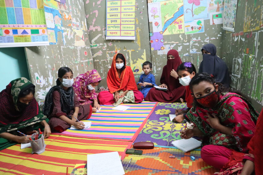 支援センターで勉強する少女達の様子（写真提供：シャプラニール＝市民による海外協力の会）