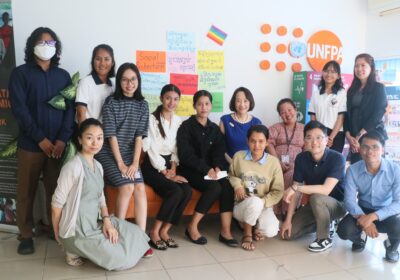 UNFPAカンボジアのスタッフたちと（写真提供：UNFPAカンボジア）