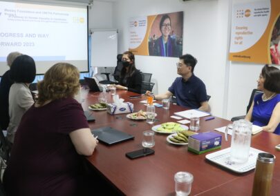 報告を受けている様子（写真提供：UNFPAカンボジア）